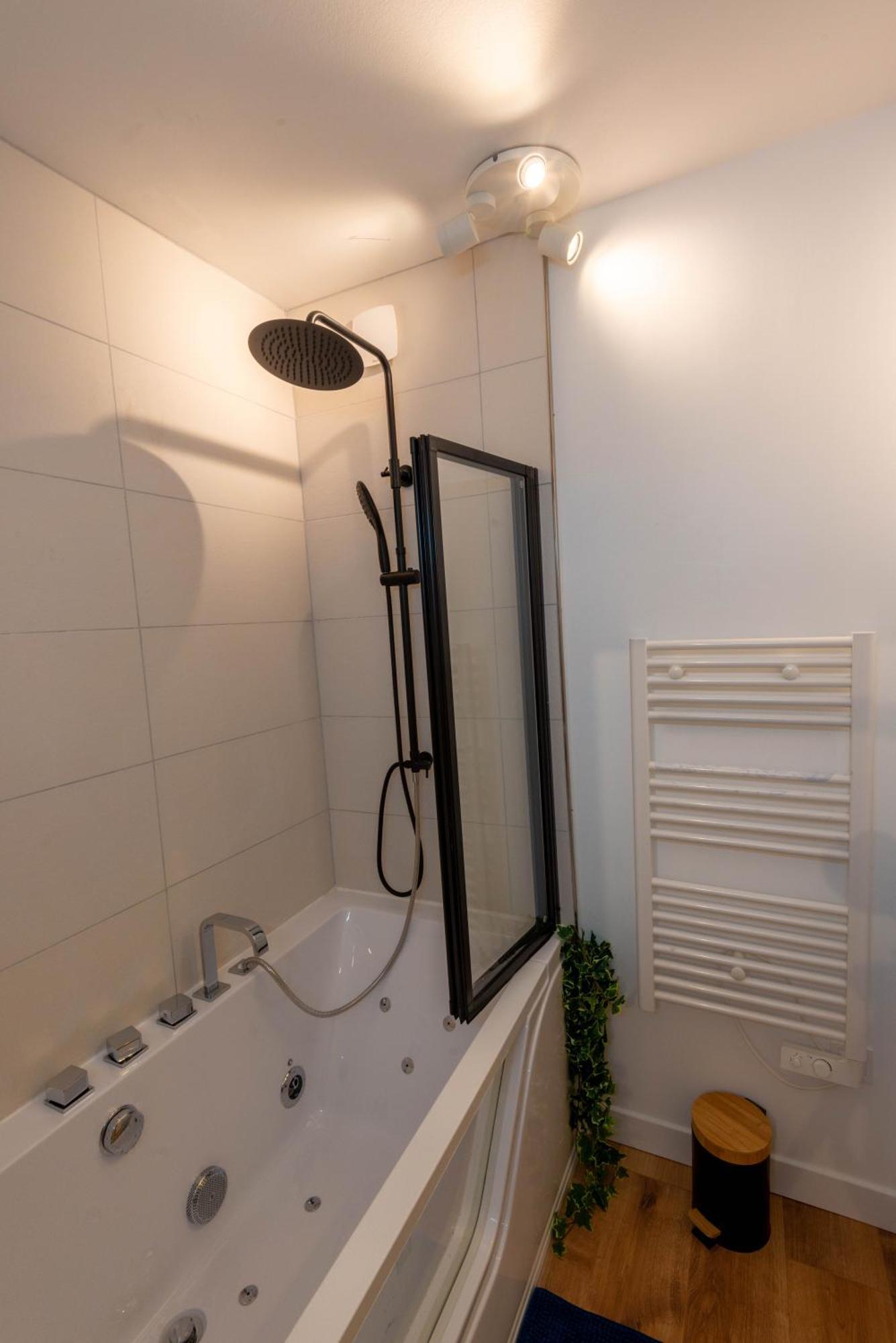Balneo & Sauna, Sejour Detente Aux Teinturiers - Metro Charpennes - Garage 빌뢰르반 외부 사진